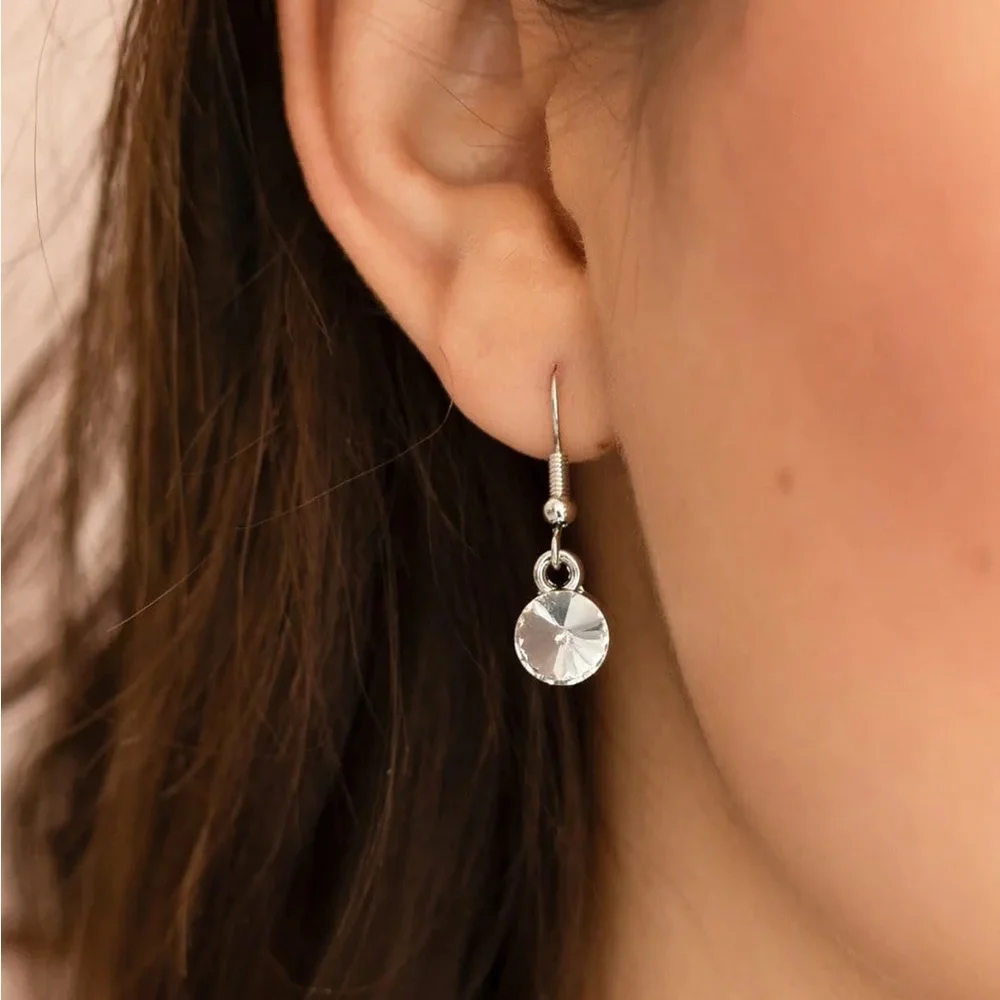 Elegant Silver Necklace with Clear Stones - Picture 3 of 6